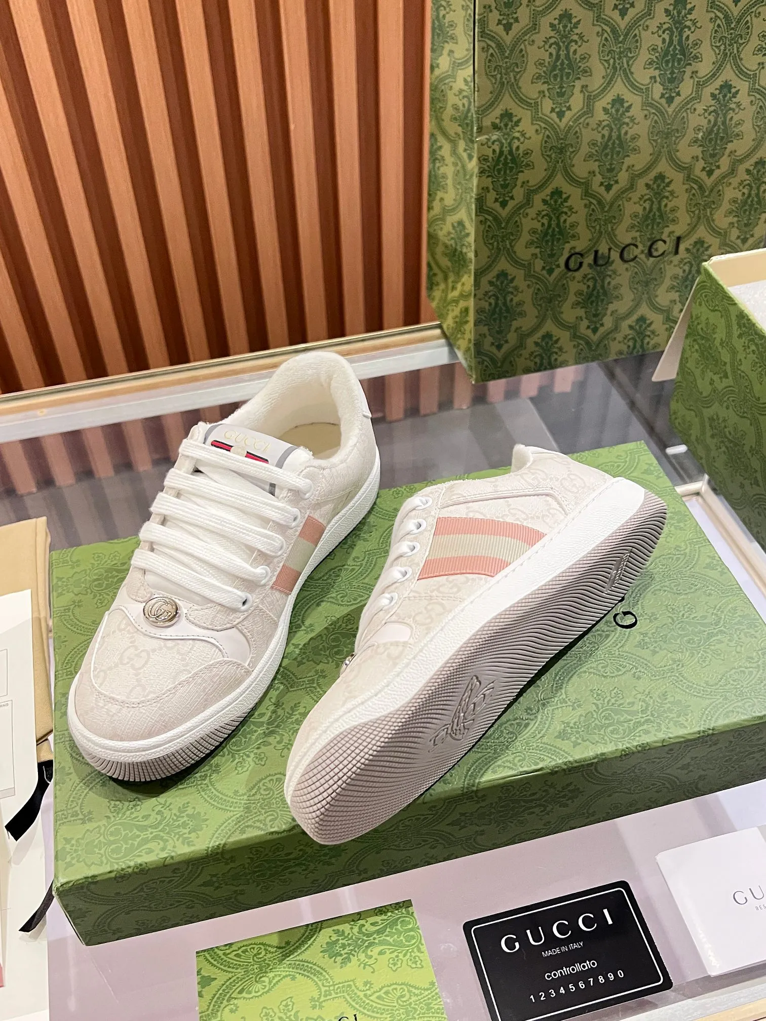 👟👟Ex-factory price 540👟👟 ⚡️Gucci Dirty Shoes Top factory quality, impeccable at the counter, the comfort is incredible. Retro distressed elements, washed retro logo on the tongue, metal double LOGO, 99% recognizable, full of Gucci elements; terry cloth lining, cowhide foot pads and 3mm latex are much more comfortable than real leather shoes. Environmentally friendly TPU wear-resistant outsole, soft and elastic. The inside of the tongue is made of imported elastic bands, which have great tension and won't strangle your feet. I don't develop the shoes without the original version. Only by getting the original version can the shoes be accurate and beat the market version instantly. Every stitch and every stitch is very tight and full. The debugging process is the most painstaking and requires no less than a hundred modifications before it is adjusted to the perfect state so that it can be worn comfortably by all foot types! Size 35-40 women’s model)